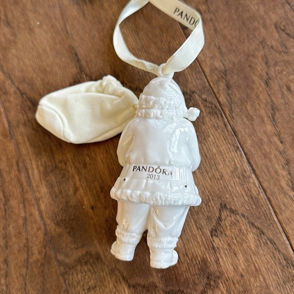 ⛄️ 50% off⛄️ Pandora Santa Christmas Ornament and Giftbag - Picture 3 of 4